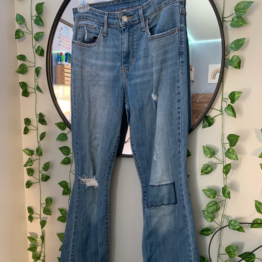 Bootcut Levi’s size 28 patch detailing